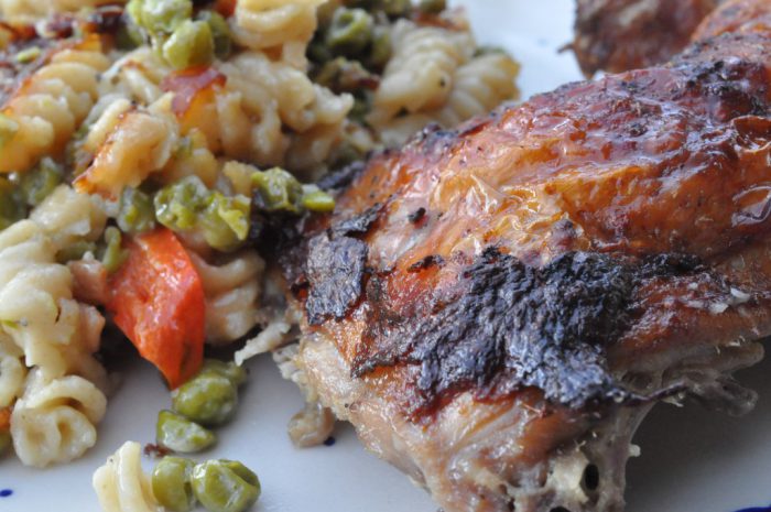 Grillkylling på gratineret pasta med fløde og grøntsager