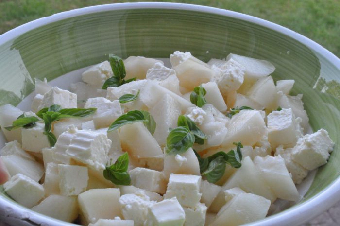 Frisk og nem melonsalat med feta og basilikum