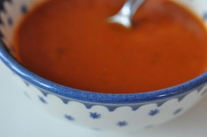 Hjemmelavet tomatsuppe med løg, basilikum og tomatpure