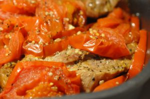 Møre koteletter i tomatsauce med peberfrugt