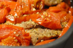 Møre koteletter i tomatsauce med peberfrugt