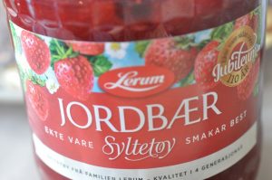 Norske lapper - opskrift på sveler pandekager med jordbærsyltetøj
