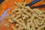 One pot pasta med tomatsauce - nem opskrift