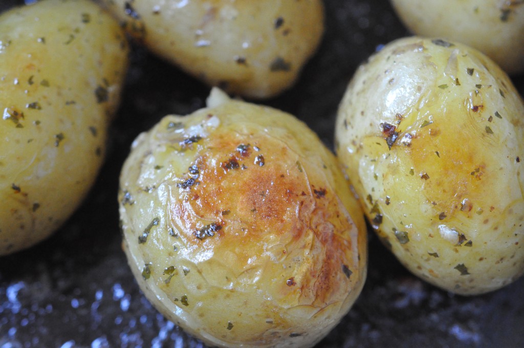 Nye kartofler ristet i hvidløgssmør