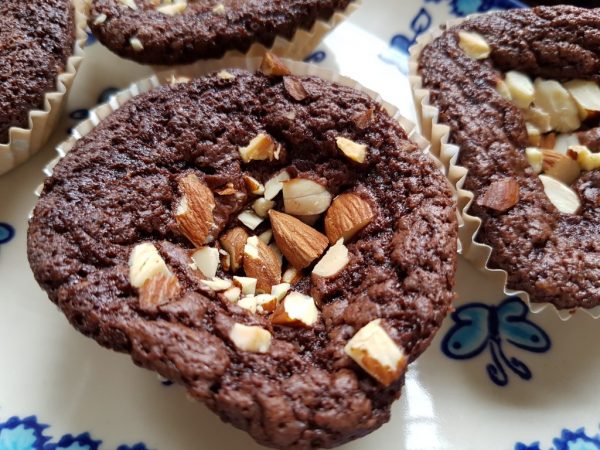 Brownie muffins med chokolade og mandeltopping - SÅ lækre | NOGET I ...