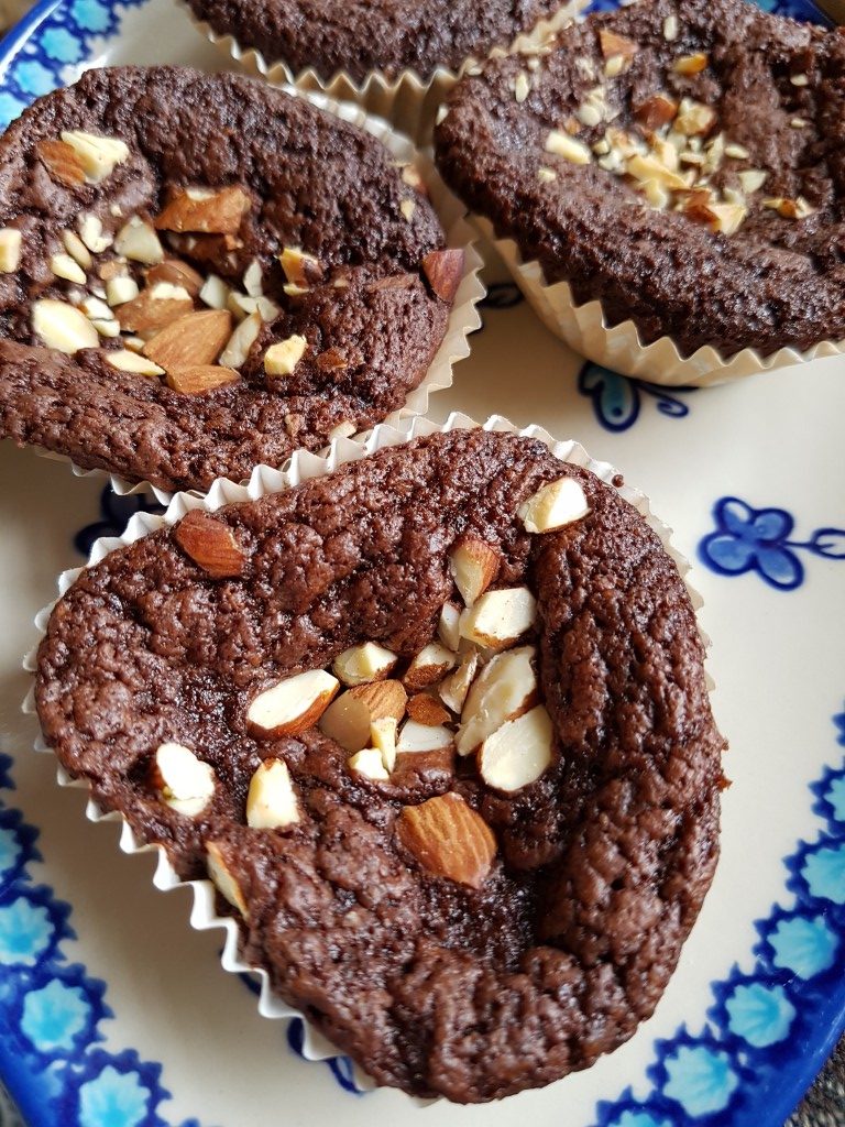 Brownie muffins med chokolade – nem opskrift nogetiovnen.dk