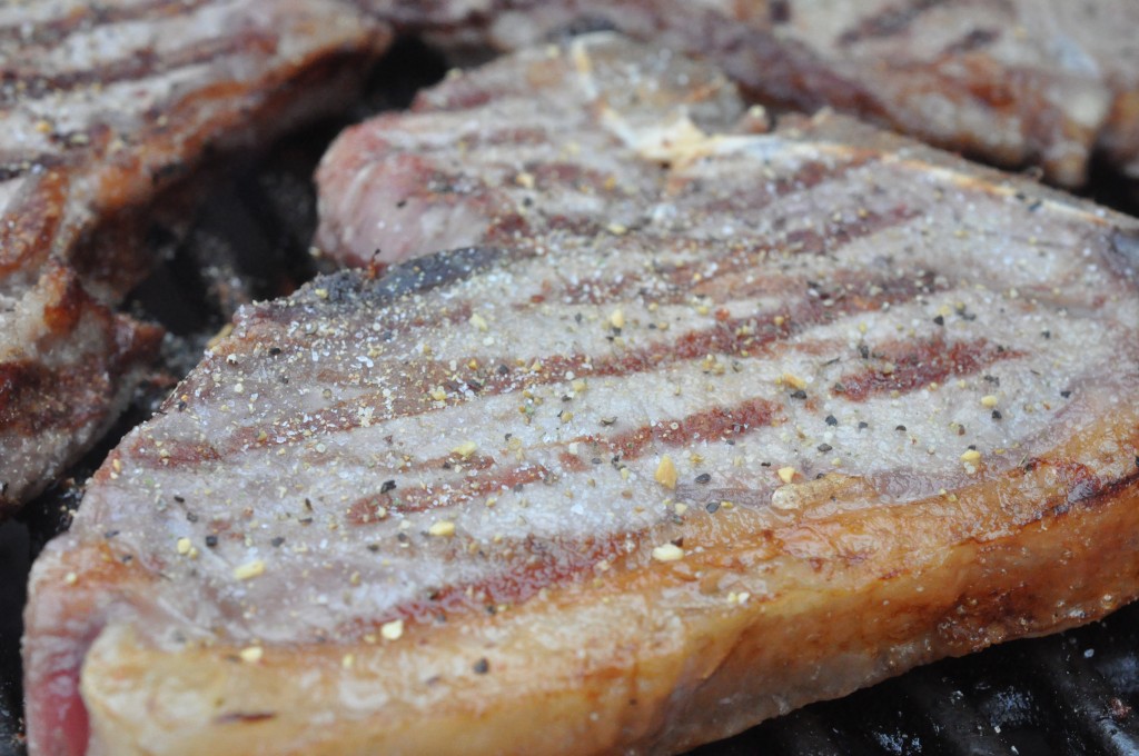 Te-bone steaks på grill - en fornem menu