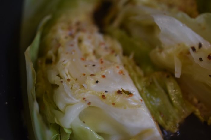 Smørdampet spidskål med timian og citron