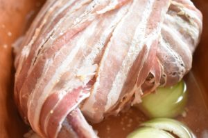 Dyrekølle med bacon og hvidløg - langtidsstegt i stegeso