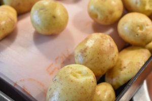 Flæskesteg med lækre ovnstegte kartofler og bagte rodfrugter