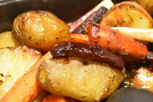 Flæskesteg med lækre ovnstegte kartofler og bagte rodfrugter