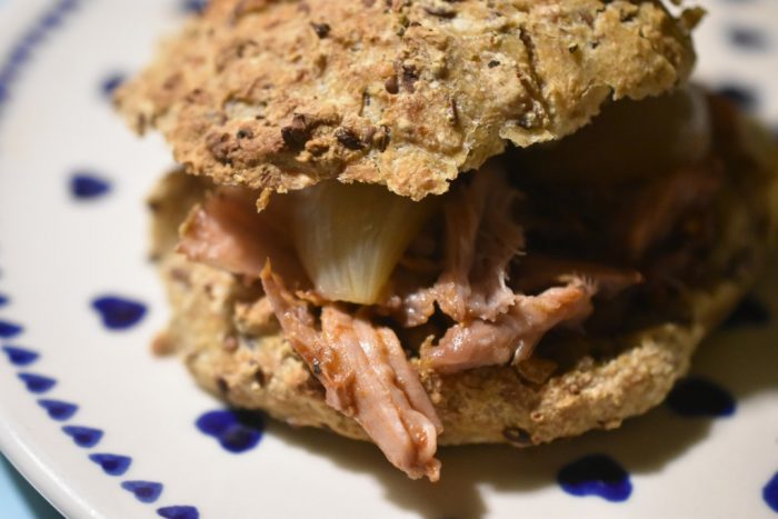 Pulled pork i stegeso &amp; burgere af koldthævet dej