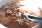 Varm kakao - opskrift med mælk & flødeskum