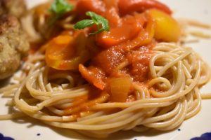 Peperonata opskrift - pasta m. peberfrugtsovs 