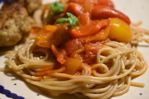 Peperonata opskrift - pasta m. peberfrugtsovs 