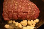 Roastbeef i gryde med perleløg og flødesovs