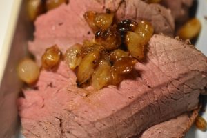 Roastbeef - med glaserede løg og flødesauce - mør og lækker