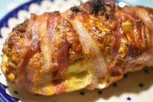 Kalkunbryst med pesto, cheddag og bacon - saftigt og lækkert