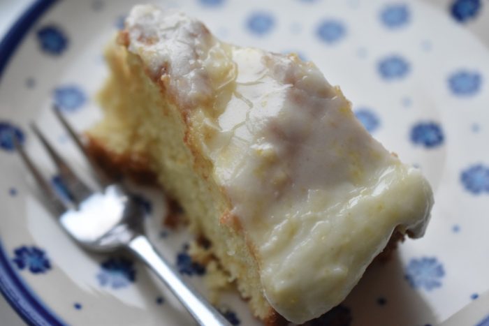 Citronkage med citronglasur - lækker svampet citronmåne