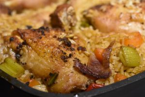 Kylling i fad med ris og grøntsager i ovn