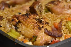 Kylling i fad med ris og grøntsager i ovn