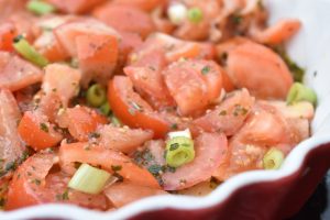 Tomatsalat med pesto - nem salat på 5 minutter