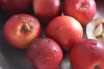 Æblecrumble med sirup og kardemomme - nem og lækker
