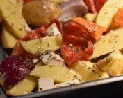 Græske kartofler med feta & peberfrugt - i ovn