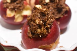 Bagte æbler med mandler, farin og kanel - nemt og lækkert
