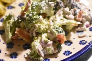 Broccoli salat med bacon & æbler - opskrift