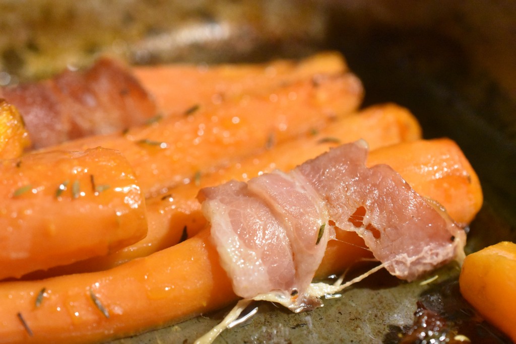 Bagte gulerødder med bacon, timian og akaciehonning - SÅ lækre