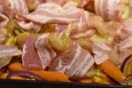Bagt kylling i baconsvøb - med grøntsager, karry og kokosmælk