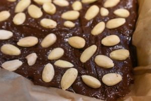 Brownie med mandler - den bedste opskrift på chokoladebrownie