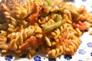 One Pot pasta med kylling, bønner, tomat og rosmarin - nem opskrift