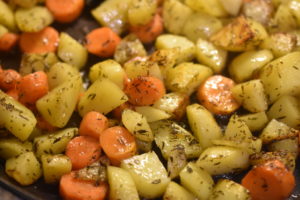 Råstegte kartofler og gulerødder på pande