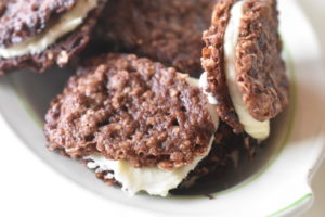 Chokoladesmåkager med smørcreme - lækre chokoladekager á la Oreo