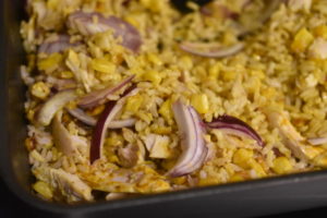 Stegte ris med kylling og karry - nem opskrift