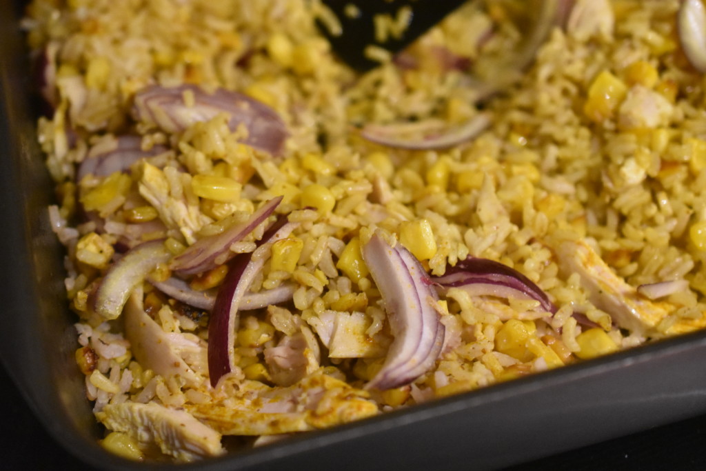 Stegte ris med kylling & karry – nem opskrift nogetiovnen.dk