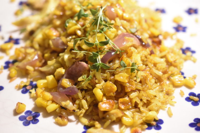 Stegte ris med kylling & karry – nem opskrift nogetiovnen.dk