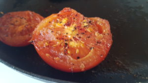 Tomater stegt på panden - med krydderi