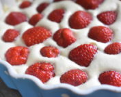 Jordbærkage - nem fedtfattig kage med jordbær
