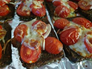 Bruschetta med tomat og ost - nem opskrift på rugbrød