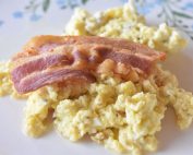 Røræg - scrambled eggs med bacon opskrift