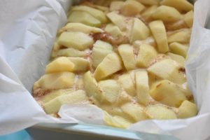 Kage med æble og kanel - nem kanelkage