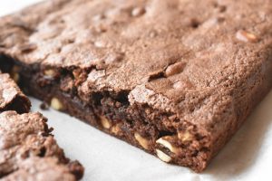 Brownie med peanuts lækker chokoladekage