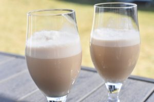 Iskaffe med vaniljeis - nem lækker opskrift