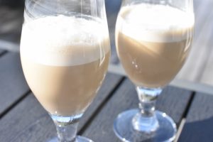 Iskaffe med vaniljeis - nem lækker opskrift