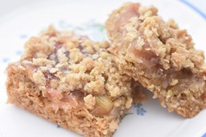 Rabarbersnitter med crumble topping opskrift