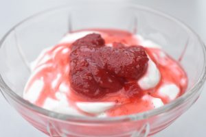 Skyr dessert med Bastogne & jordbær kompot