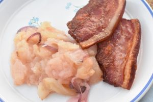 Æbleflæsk i ovn med bacon og løg  - opskrift